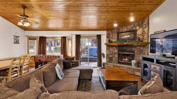 Cabaña, varias camas, hidromasaje, vista a la montaña (1986) | Área de sala de estar