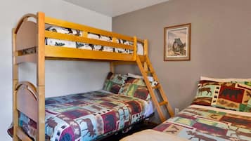 Cabin, Multiple Beds, Hot Tub, Mountain View (1986) | 3 bedrooms, individually decorated, individually furnished, bed sheets