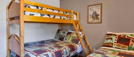 Cabane, plusieurs lits, bain à remous, vue montagne (1986) | 3 chambres, décoration personnalisée, ameublement personnalisé