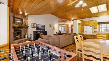 Hytte, flere senger, spabadekar, fjellutsikt (1986) | Spillrom