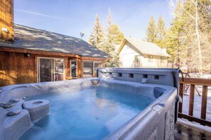 Outdoor spa tub - Little Cubs Cabin #1986 (Big Bear Lake)