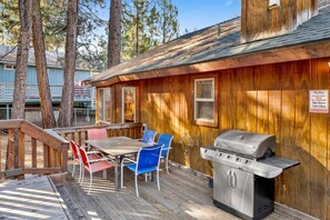 Outdoor dining - Little Cubs Cabin #1986 (Big Bear Lake)