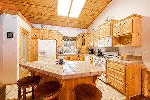 小屋, 多張床, 熱水浴缸, 山景 (1986) | 私人廚房 | 咖啡機/沖茶器