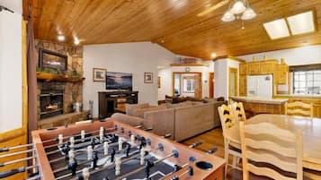 Cabin, Multiple Beds, Hot Tub, Mountain View (1986) | Games room