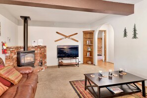 小屋, 多張床, 庭院, 山景 (2161) | 起居區 | 40-吋電視、數位頻道、壁爐