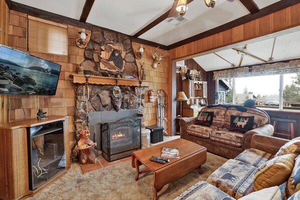 Cabin, 2 Queen Beds, Patio, Mountain View (1961) | Living area | Fireplace - Moon Escape #1961 (Big Bear Lake)