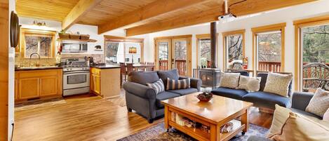 キャビン ベッド (複数台) パティオ マウンテンビュー (2263) | リビング エリア