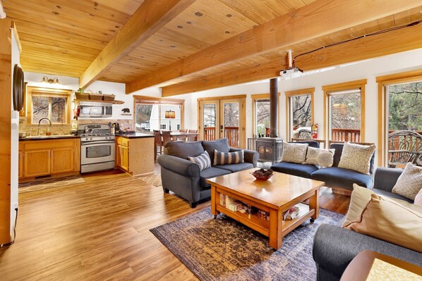 Stuga - flera sängar - uteplats - utsikt mot bergen (2263) | Vardagsrum