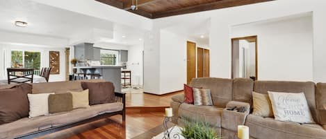 Cabane, plusieurs lits, patio, vue montagne (2382) | Coin séjour | Cheminée