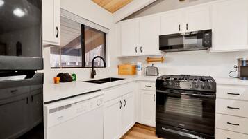 Condo, Berbilang Katil, Patio, Mountain View (2354) | Dapur peribadi | Pembancuh kopi/teh