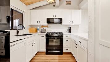 Kondominium, Beberapa Tempat Tidur, patio, pemandangan gunung (2354) | Dapur pribadi | Mesin pembuat kopi/teh