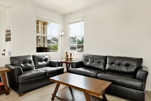 Hytte, flere senger, terrasse, fjellutsikt (2309) | Oppholdsområde | Peis