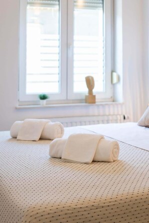 2 bedrooms, iron/ironing board, WiFi, bed sheets