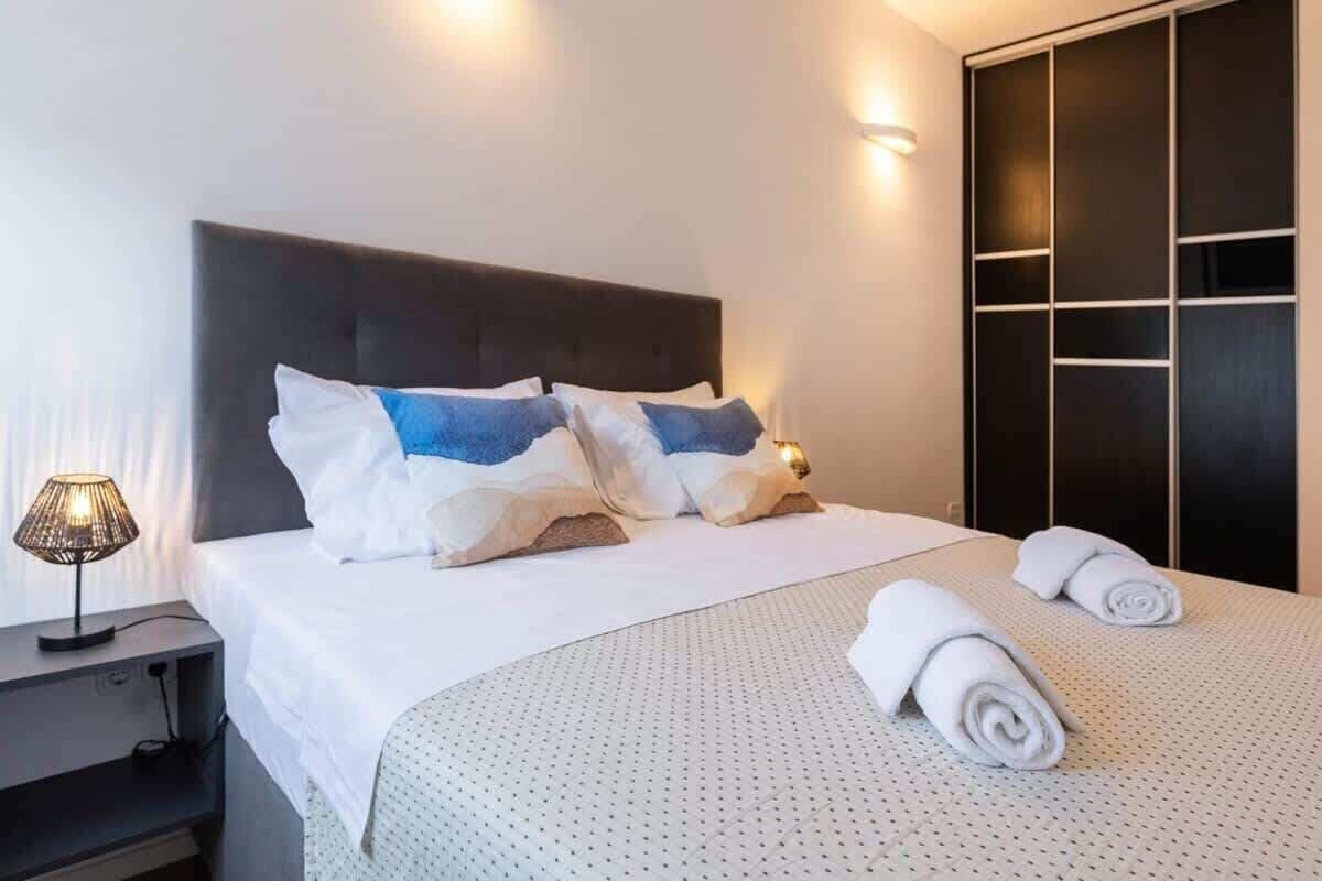 2 chambres, fer et planche à repasser, Wi-Fi, draps fournis