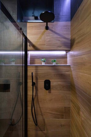 Dusche, Haartrockner, Handtücher, Shampoo