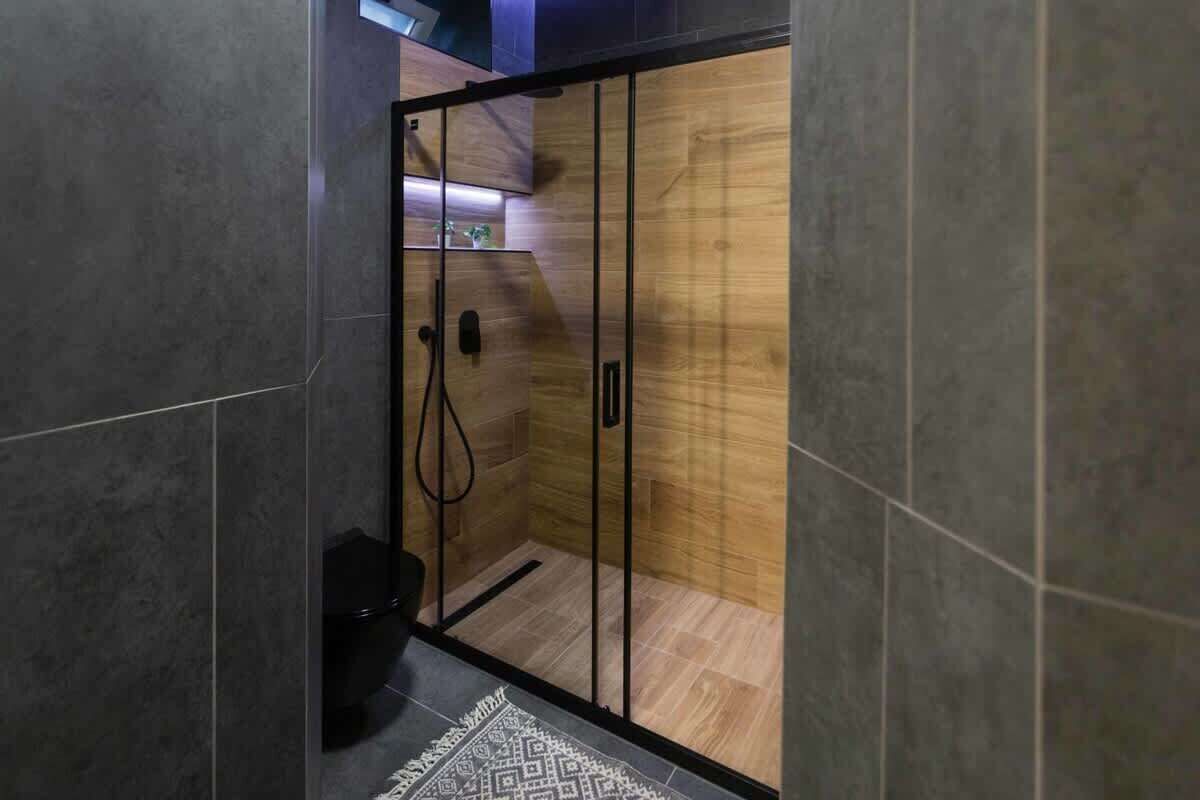 Shower, hair dryer, towels, shampoo