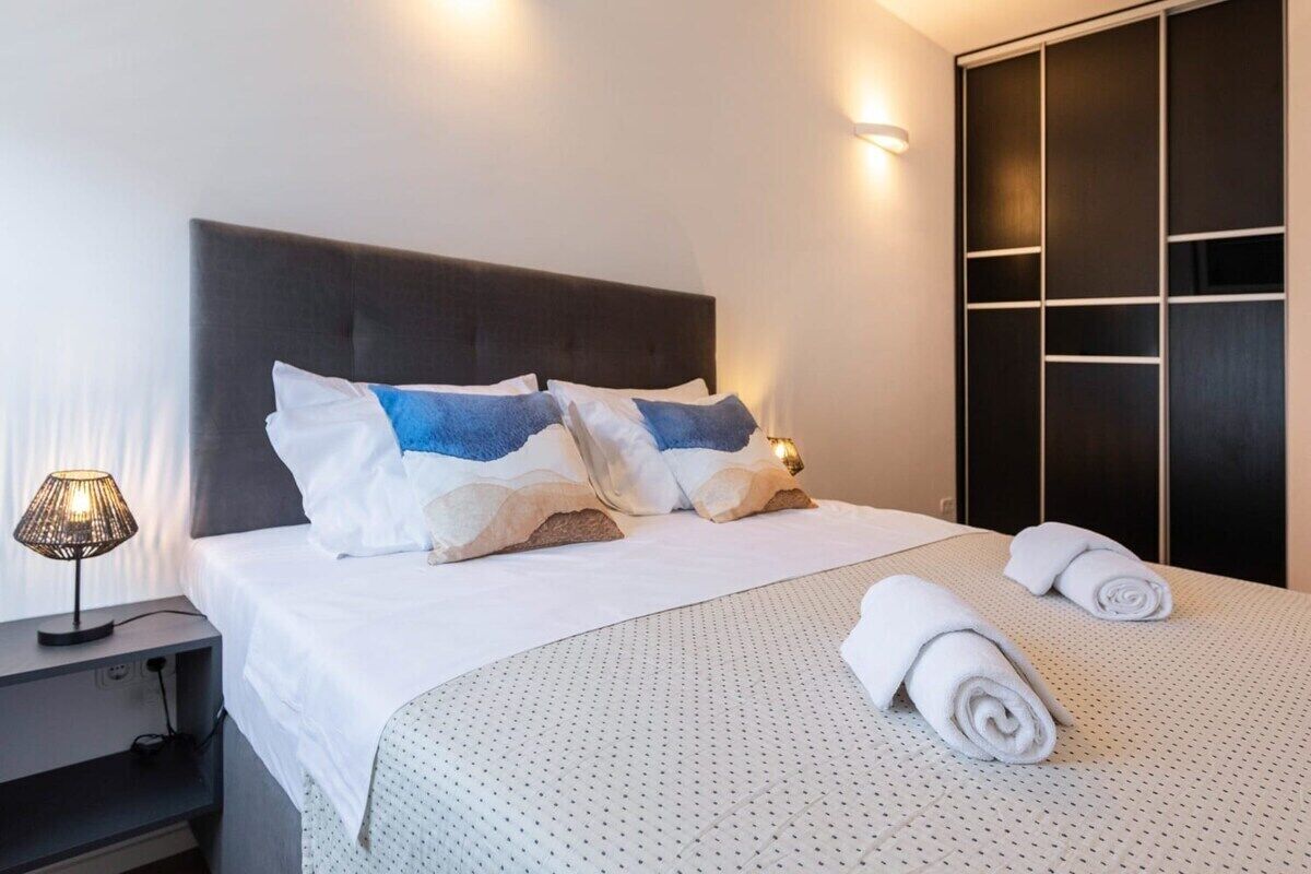 2 chambres, fer et planche à repasser, Wi-Fi, draps fournis