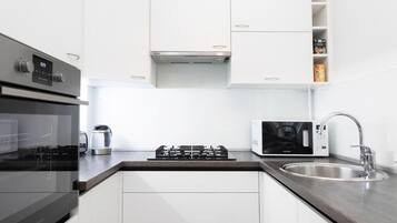 Kühlschrank, Mikrowelle, Ofen, Herdplatte