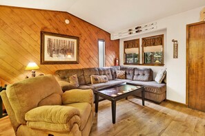 ハウス ベッド (複数台) バルコニー マウンテンビュー (1828) | リビング エリア | 暖炉