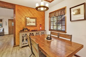 ハウス ベッド (複数台) バルコニー マウンテンビュー (1828) | レストラン