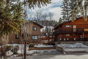 Un bâtiment en bois à deux étages, sur lequel on peut lire l’inscription « Switzer Chalet ».