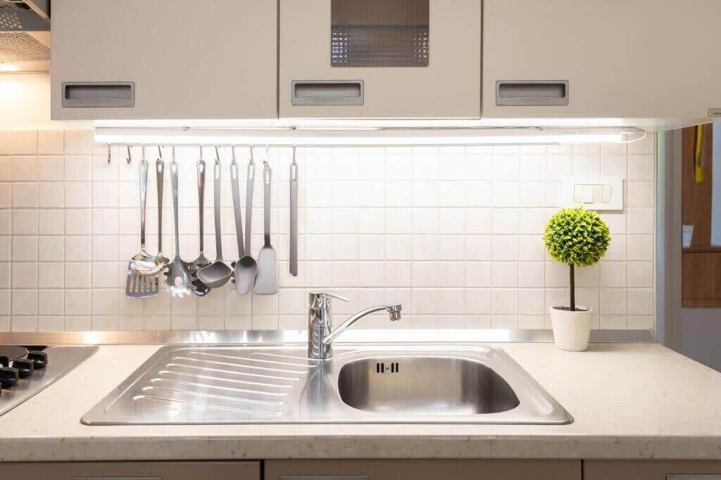 Wasserkocher mit Kaffee-/Teezubehör, Kühlschrank, Ofen, Herdplatte