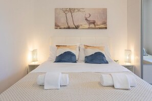 1 habitación, tabla de planchar con plancha, wifi y ropa de cama