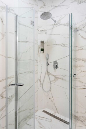 Dusche, Haartrockner, Handtücher