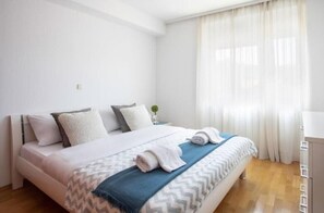 2 bedrooms, iron/ironing board, WiFi, bed sheets - Tesla Apartment URBAN STAY (Zagreb)