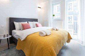 Tabla de planchar con plancha, wifi y ropa de cama 