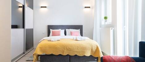 Iron/ironing board, WiFi, bed sheets
