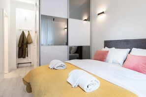 Iron/ironing board, WiFi, bed sheets