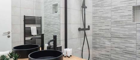 Een douche, een haardroger, handdoeken, shampoo