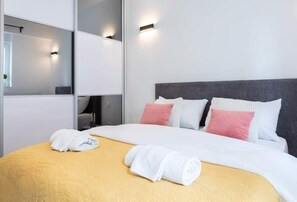 Iron/ironing board, WiFi, bed sheets