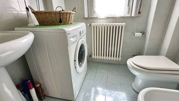 Ducha, bidet, toallas