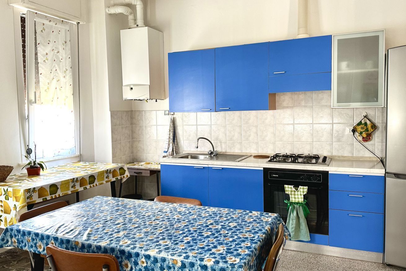 Frigorifero, forno, tavolo da pranzo