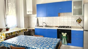 Refrigerador, horno y comedor 