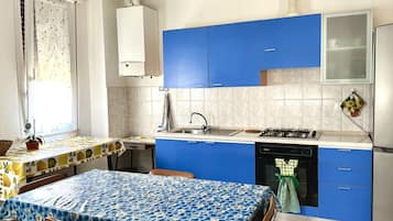 Frigorifero, forno, tavolo da pranzo