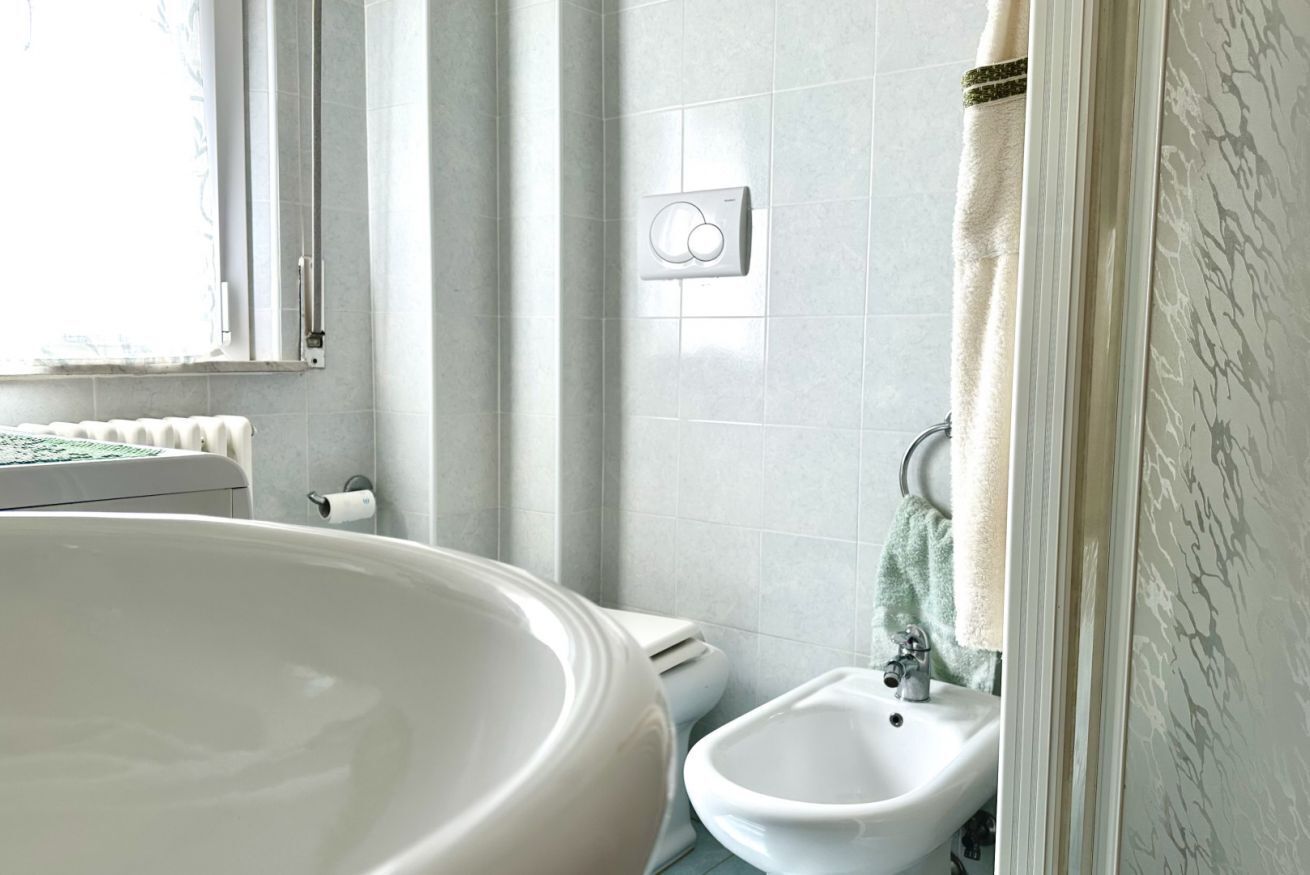 Een douche, een bidet, handdoeken