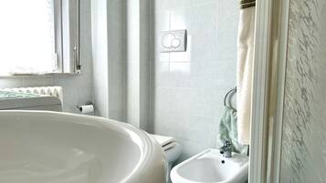 Ducha, bidet, toallas