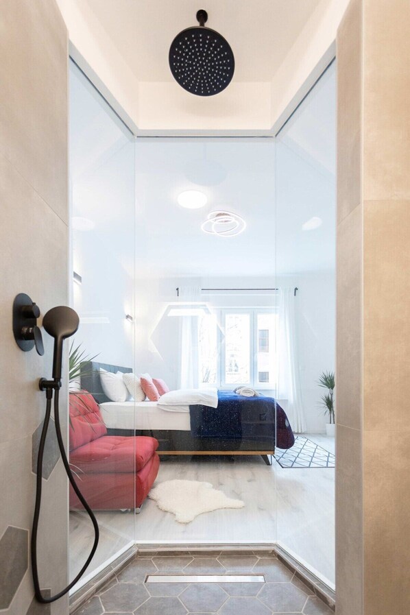 Tabla de planchar con plancha, wifi, ropa de cama
