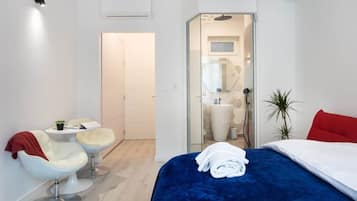 Iron/ironing board, WiFi, bed sheets