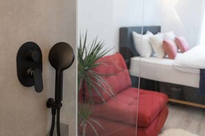 Tabla de planchar con plancha, wifi y ropa de cama 
