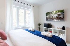Tabla de planchar con plancha, wifi y ropa de cama 