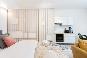 Iron/ironing board, WiFi, bed sheets