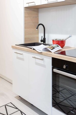 Geladeira, micro-ondas, fogão, cooktop