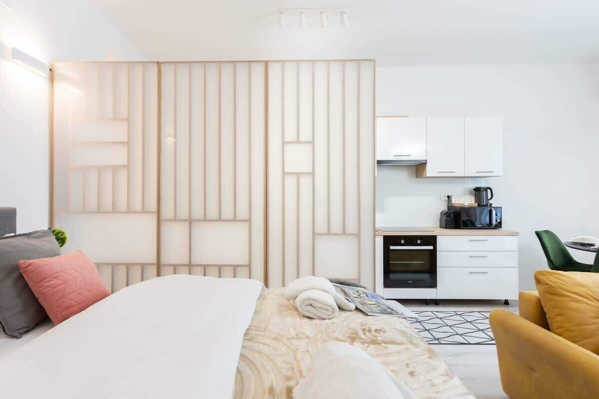 Tabla de planchar con plancha, wifi, ropa de cama