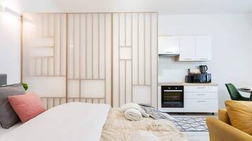 Tabla de planchar con plancha, wifi, ropa de cama