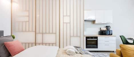 Tabla de planchar con plancha, wifi y ropa de cama