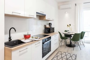 Réfrigérateur, micro-ondes, four, plaque de cuisson